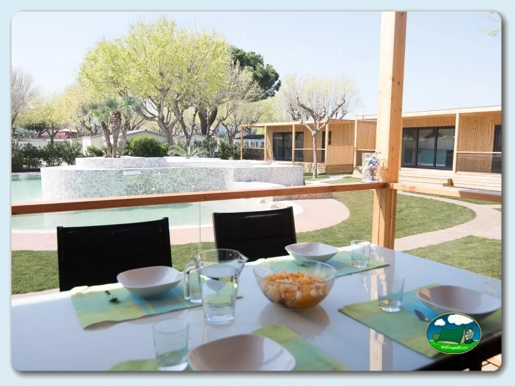 Glamping con piscina y zona de comedor exterior del Camping Eurocamping, Sant Antoni de Calonge (Girona)