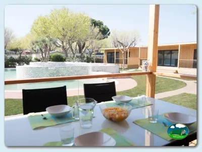 Glamping con piscina y zona de comedor exterior del Camping Eurocamping, Sant Antoni de Calonge (Girona)