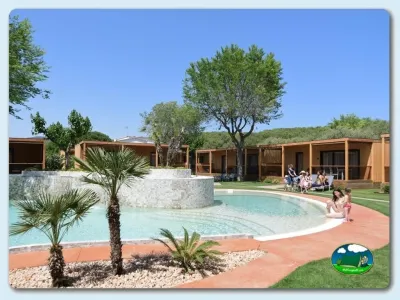 Piscina con bungalow y vistas a la montaña del Camping Eurocamping, Sant Antoni de Calonge (Girona)