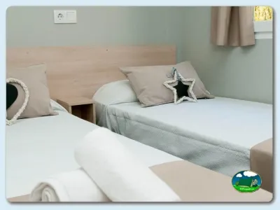 Mobil-home con dos camas individuales del Camping Eurocamping, Sant Antoni de Calonge (Girona)