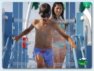 Parque infantil con piscina y duchas para niños del Camping Eurocamping, Sant Antoni de Calonge (Girona)