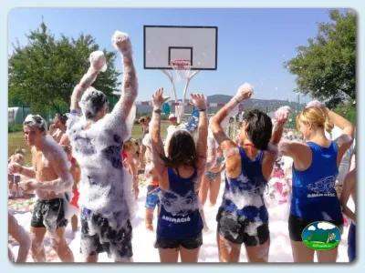 Parque infantil con actividad de espuma y baloncesto del Camping Eurocamping, Sant Antoni de Calonge (Girona)