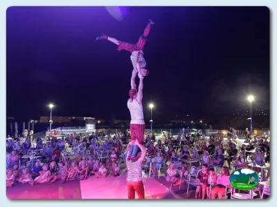 Espectáculo acrobático nocturno en recinto del Camping Eurocamping, Sant Antoni de Calonge (Girona)
