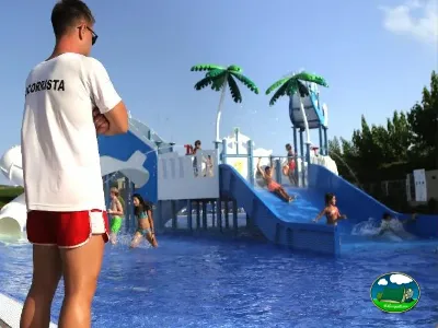 Parque infantil con piscina y tobogán del Camping Eurocamping, Sant Antoni de Calonge (Girona)
