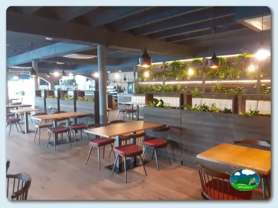 Restaurante bar con mesas de madera y plantas del Camping Eurocamping, Sant Antoni de Calonge (Girona)