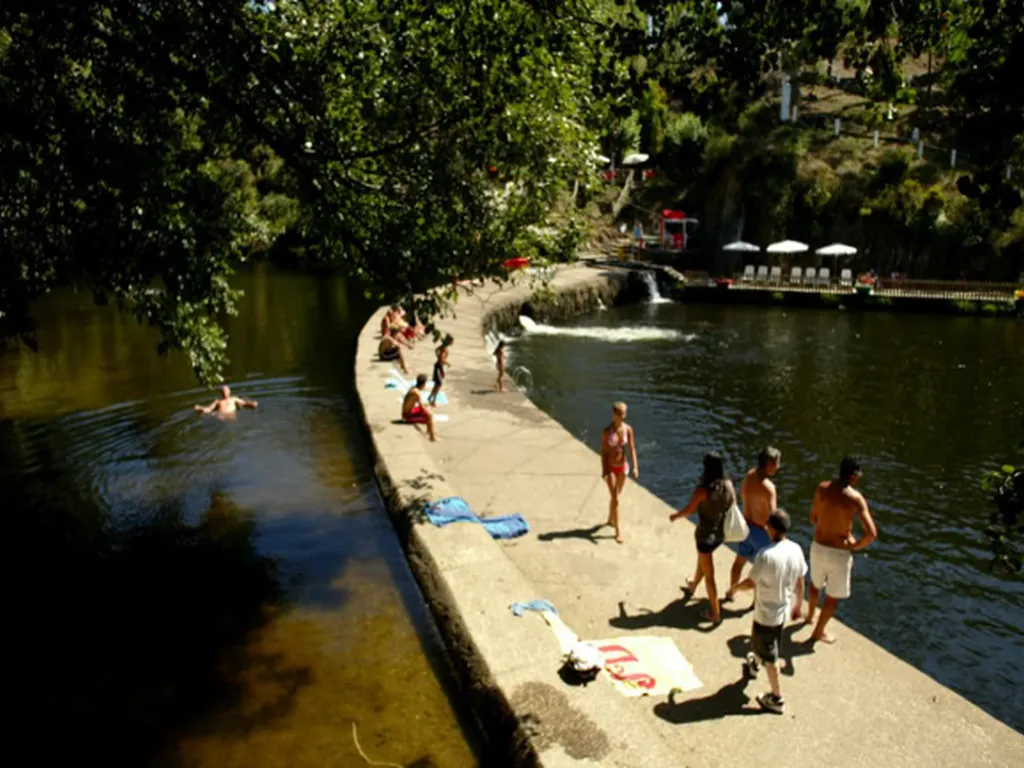 Río con zona de baño y playa fluvial del Camping Côja, Côja (Coimbra)