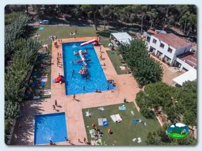 Piscina infantil con tobogán y zona de baño del Camping Benelux, Palamos (Girona)