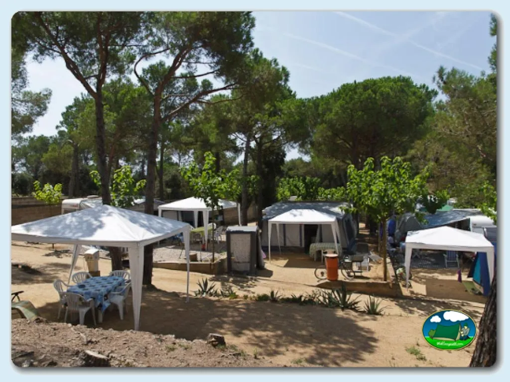 Parcelas con tiendas de acampada y sombrillas del Camping Benelux, Palamos (Girona)