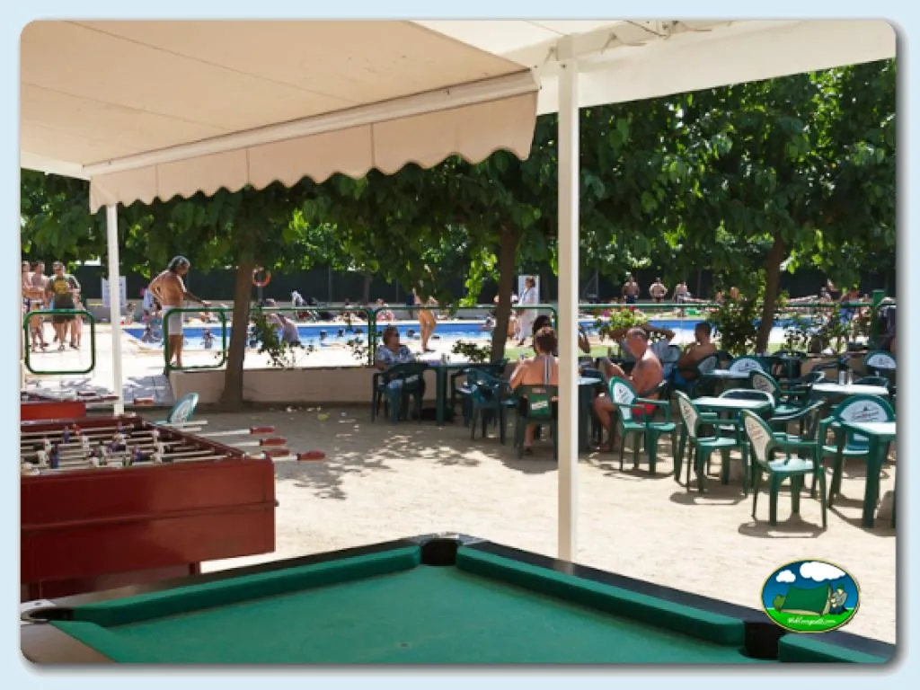 Zona de ocio con piscina, billar y bar del Camping Benelux, Palamos (Girona)