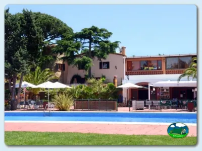 Piscina con bar y restaurante, zona ajardinada del Camping Relax-Nat, MONT-RAS (Girona)