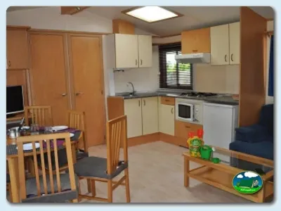 Mobil-home interior cocina y salón del Camping Mas Patoxas, Pals (Girona)
