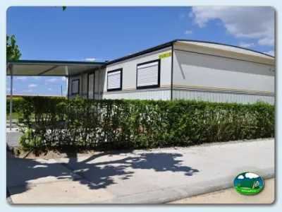 Mobil-home con terraza cubierta y seto privado del Camping Mas Patoxas, Pals (Girona)