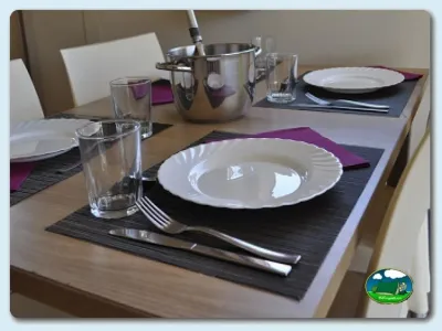 Restaurante interior mesa servida del Camping Mas Patoxas, Pals (Girona)
