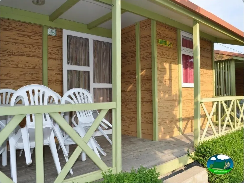 Cabaña con terraza y sillas blancas del Camping Mas Patoxas, Pals (Girona)
