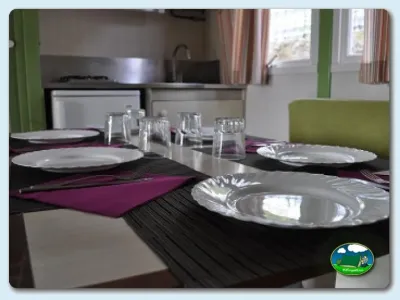 Mobil-home interior con cocina y zona de comedor del Camping Mas Patoxas, Pals (Girona)