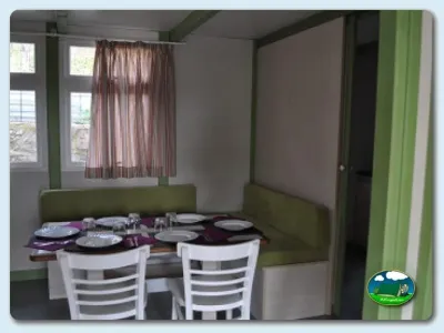 Mobil-home interior comedor del Camping Mas Patoxas, Pals (Girona)