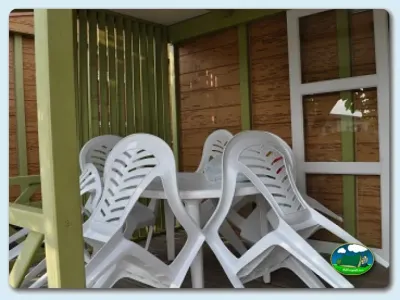 Mobil-home con terraza y tumbonas del Camping Mas Patoxas, Pals (Girona)