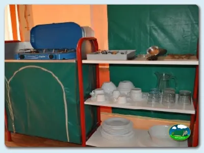Equipamiento de cocina y acampada en tienda del Camping Mas Patoxas, Pals (Girona)