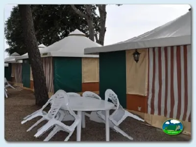 Glamping con terraza y mobiliario del Camping Mas Patoxas, Pals (Girona)