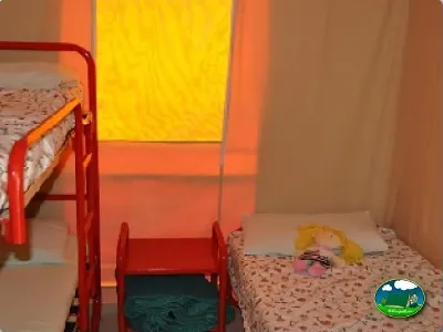 Tienda de acampada infantil con camas literas del Camping Mas Patoxas, Pals (Girona)