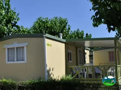 Mobil-home con terraza y sombrilla del Camping Mas Patoxas, Pals (Girona)