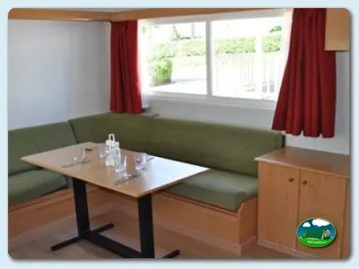 Mobil-home con sala de estar y vistas al exterior del Camping Mas Patoxas, Pals (Girona)