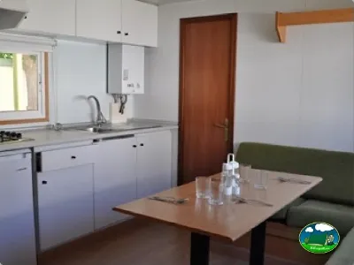 Mobil-home interior con cocina y zona de estar del Camping Mas Patoxas, Pals (Girona)