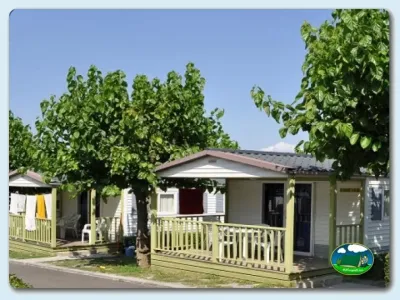 Mobil-home con terraza y árboles del Camping Mas Patoxas, Pals (Girona)