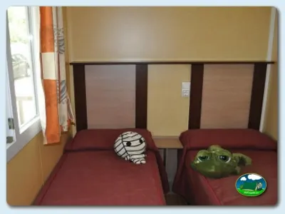 Mobil-home interior con dos camas del Camping Mas Patoxas, Pals (Girona)