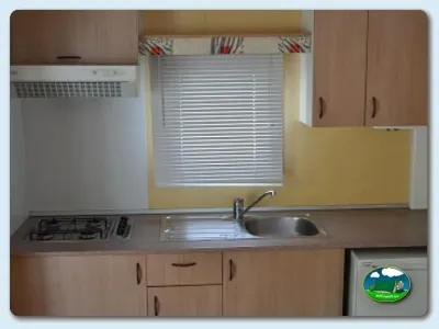 Cocina mobil-home con equipamiento básico del Camping Mas Patoxas, Pals (Girona)