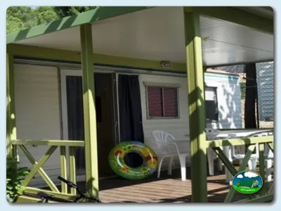 Mobil-home con terraza y pérgola verde del Camping Mas Patoxas, Pals (Girona)