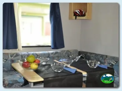 Interior de mobil-home con sala de estar del Camping Mas Patoxas, Pals (Girona)