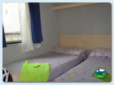 Mobil-home interior con dos camas del Camping Mas Patoxas, Pals (Girona)
