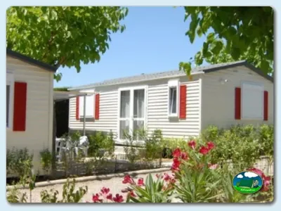 Mobil-home con jardín y flores del Camping Mas Patoxas, Pals (Girona)