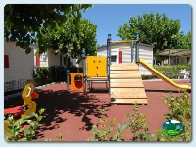 Parque infantil con tobogán y bungalows del Camping Mas Patoxas, Pals (Girona)