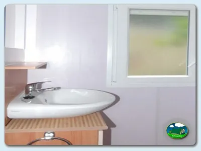 Aseos con lavabo del Camping Mas Patoxas, Pals (Girona)