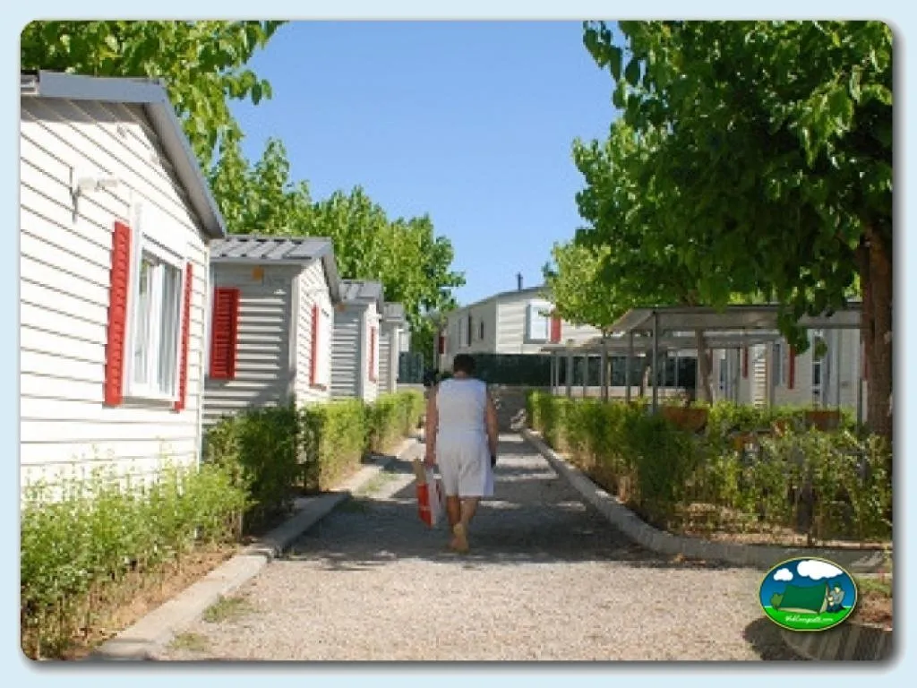 Mobil-home con vistas a parcelas arboladas del Camping Mas Patoxas, Pals (Girona)