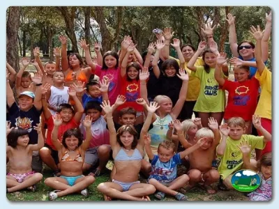 Parque infantil con grupo de niños del Camping Mas Patoxas, Pals (Girona)