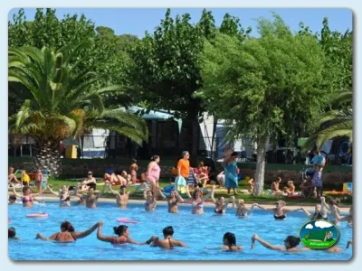 Piscina con niños jugando y animadores del Camping Mas Patoxas, Pals (Girona)