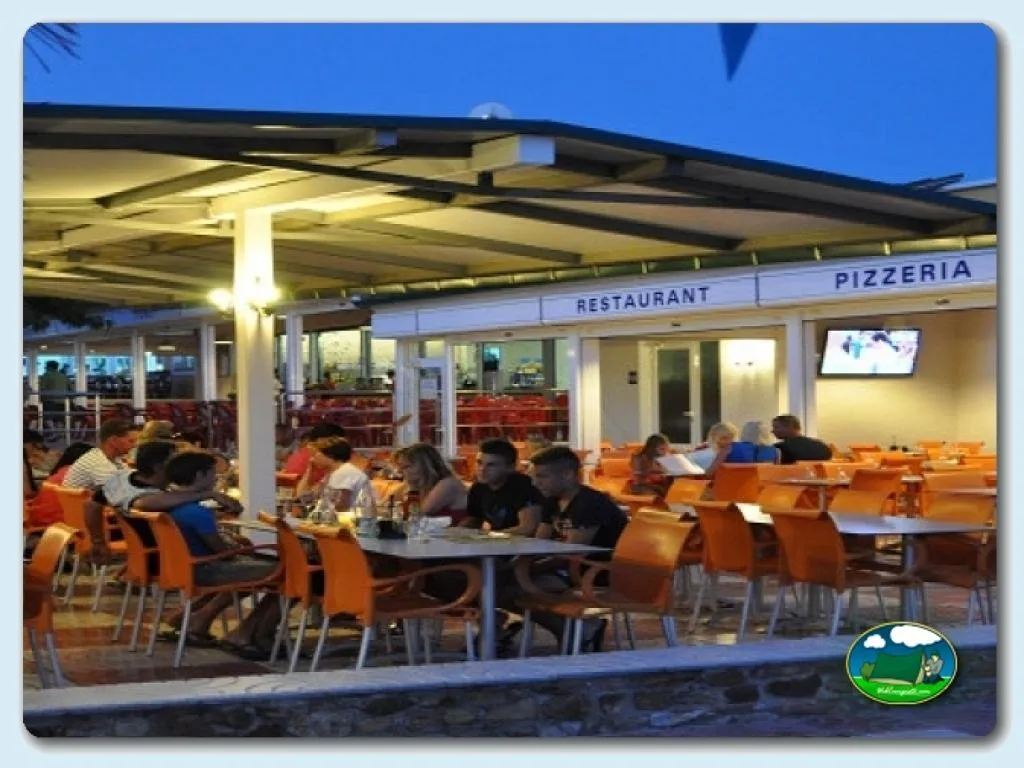 Restaurante pizzería con terraza cubierta del Camping Mas Patoxas, Pals (Girona)