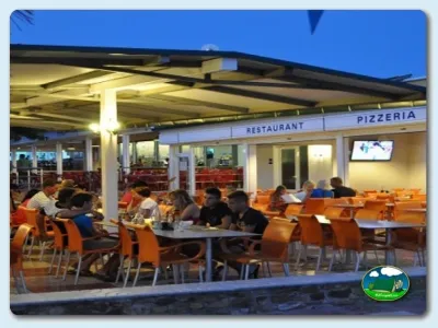 Restaurante pizzería con terraza cubierta del Camping Mas Patoxas, Pals (Girona)