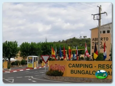 Entrada del recinto con cartel del Camping Mas Patoxas, Pals (Girona)