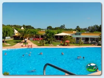 Piscina con vistas al entorno verde y bungalows del Camping Mas Patoxas, Pals (Girona)