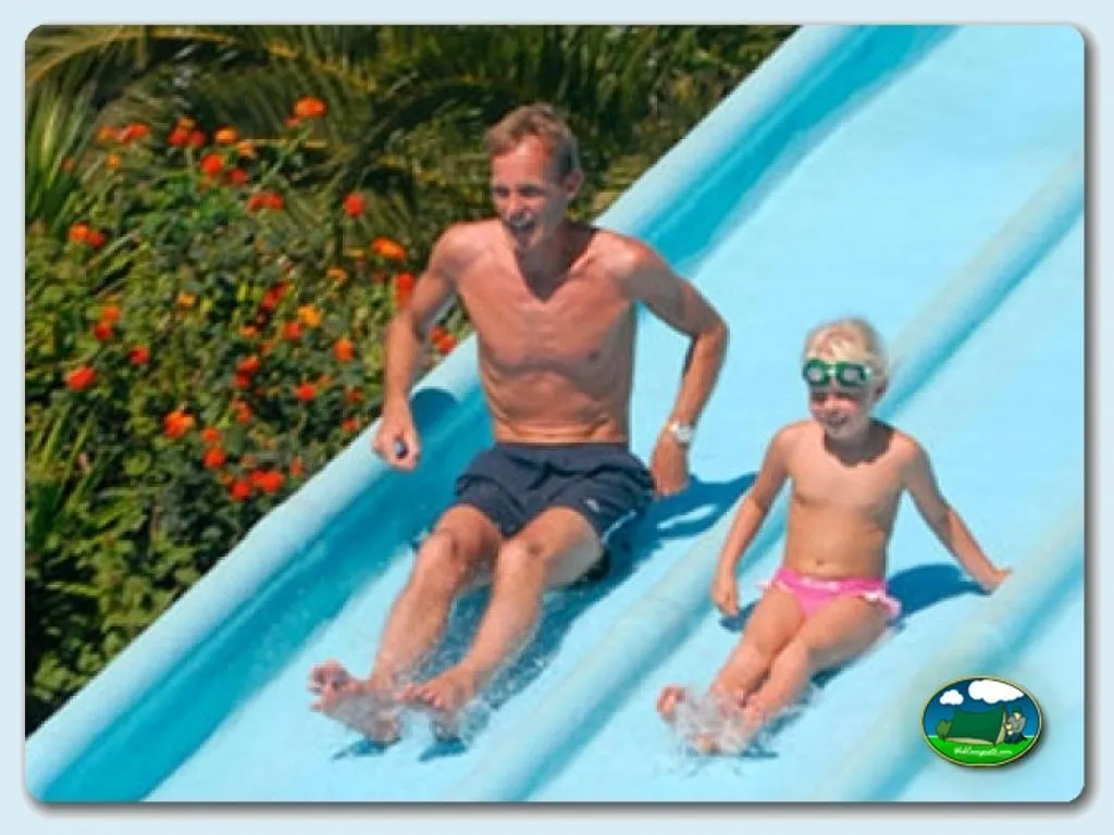 Tobogán acuático con niños disfrutando del Camping Mas Patoxas, Pals (Girona)