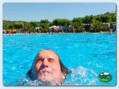 Piscina con bungalow y mobil-home del Camping Mas Patoxas, Pals (Girona)