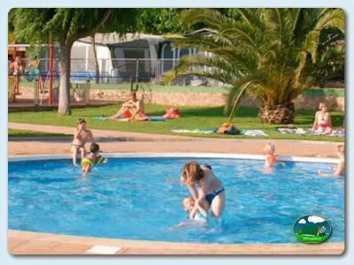 Piscina infantil con familias y parque infantil del Camping Mas Patoxas, Pals (Girona)