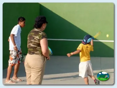 Parque infantil pared verde actividad familiar del Camping Mas Patoxas, Pals (Girona)