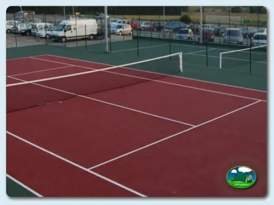 Pistas de tenis y voleibol del Camping Mas Patoxas, Pals (Girona)