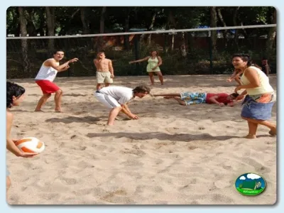 Playa voleibol con grupo jugando del Camping Mas Patoxas, Pals (Girona)