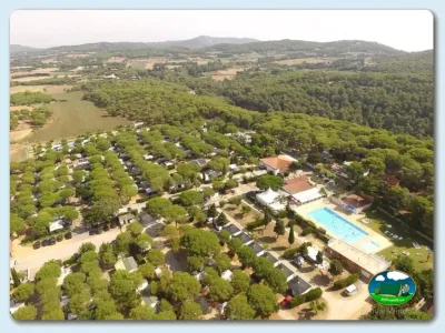 Parcela junto al río con piscina y vistas a la montaña del Camping Kim`s, LLafranc (Girona)